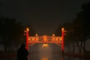 《潮汐图书馆》封面：涨潮时被水漫过的书架